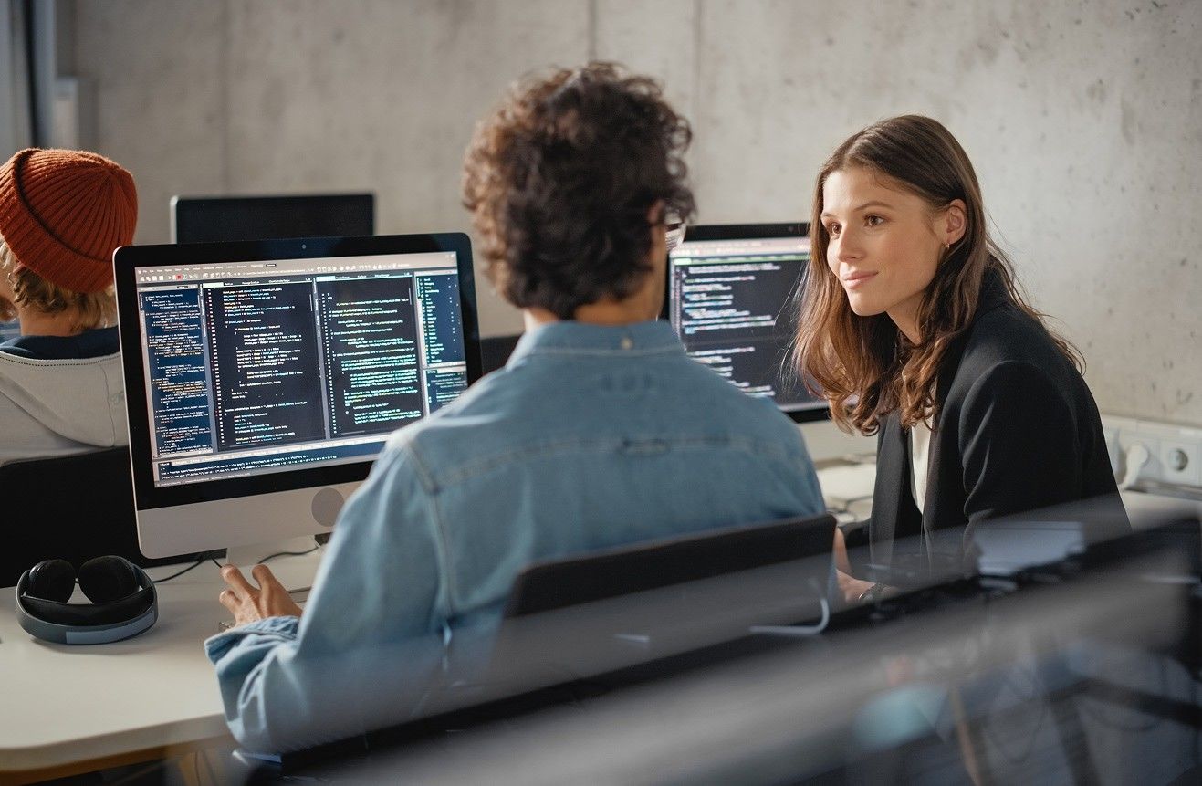 it people talking in front of displays